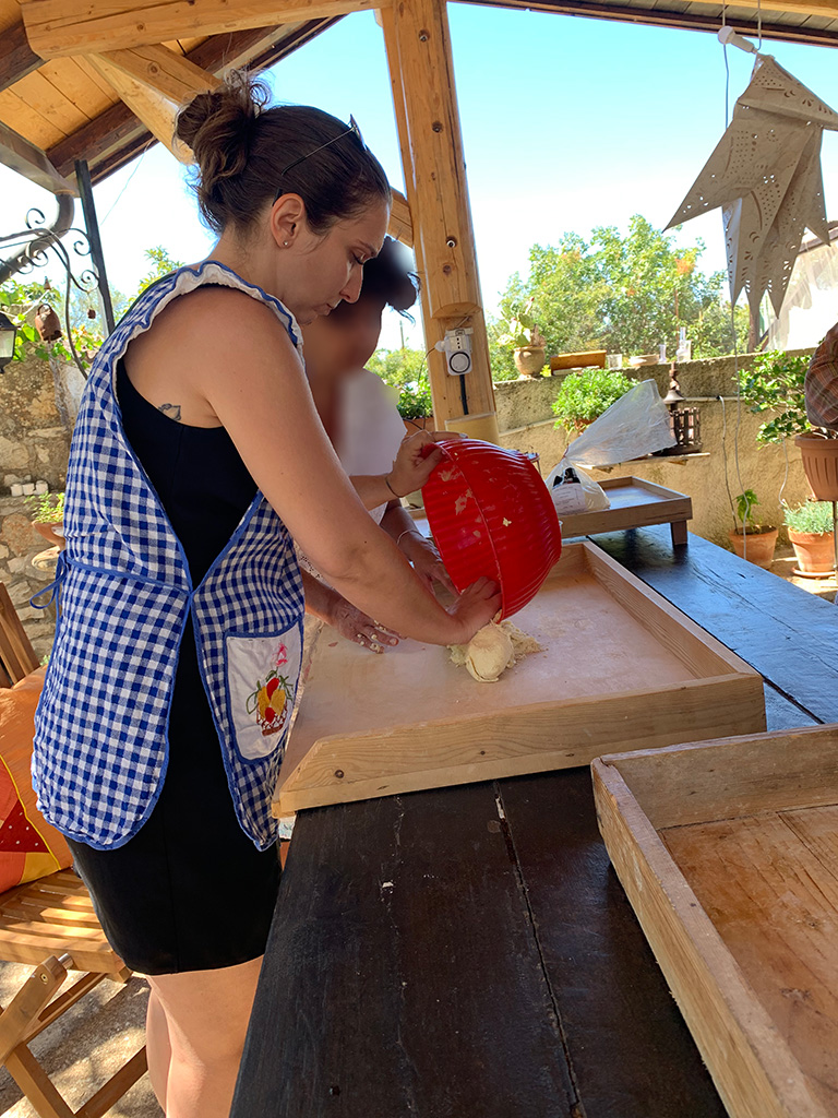 Madame réalise la pâte pour les orrechiette